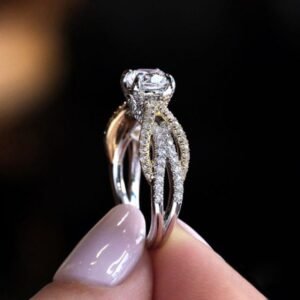 Exquisite and fashionable two-tone princess engagement ring
